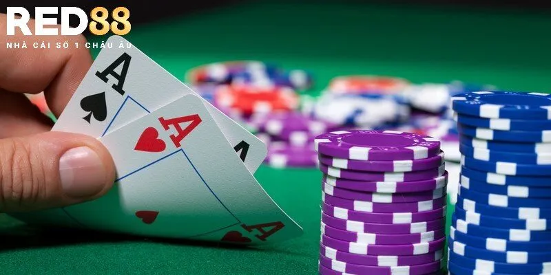 Mỗi ván bài Poker các thành viên sẽ đối đầu trực tiếp với nhau